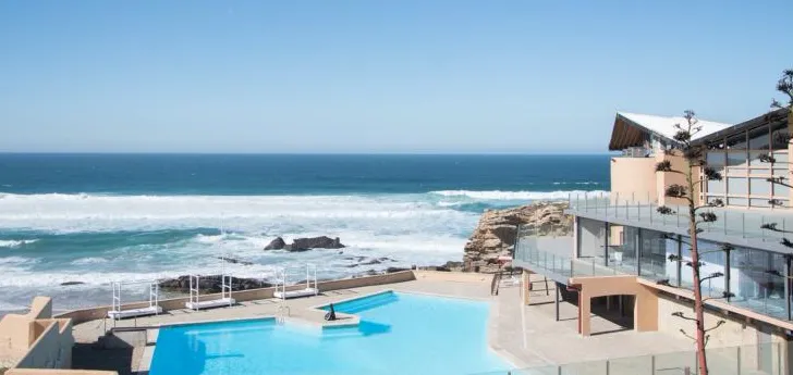 Pool day passes in Cascais